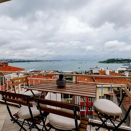 Bosphorus View With 2 Bedrooms And Location 伊斯坦布尔